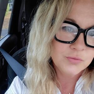 Meet your Posher, Tee